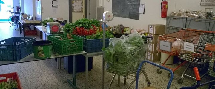 Aangevoerde kratten met verse groenten bij de Voedselbank Midden Twente.