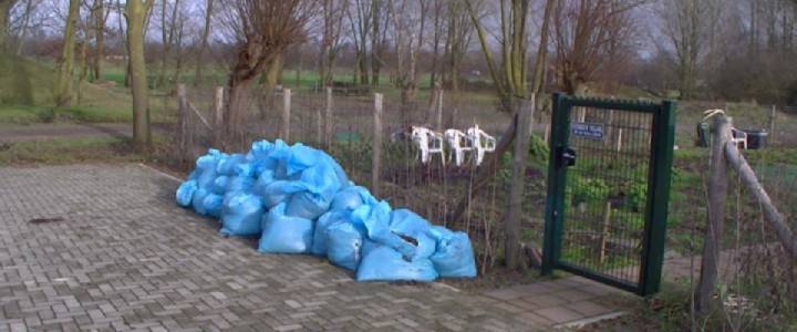 Onraad en inbraak - in maart 2016 naast de ingang van de moestuin dumping van zakken met afval van een hennepplantage.